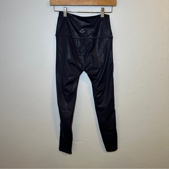 Beyond Yoga Smoky Blue High Rise Leggings Faux Leather Effect‎ Small - Picture 4 of 6